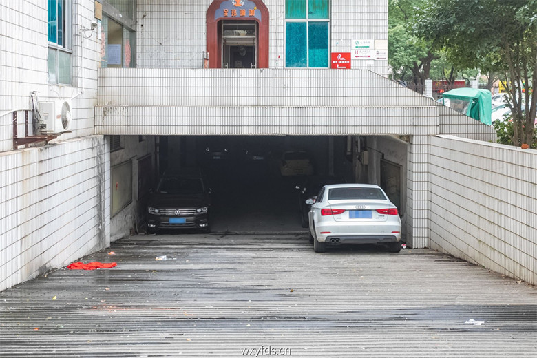 地下停车场入口